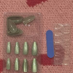 Shimmering Green Press-On Nails Set